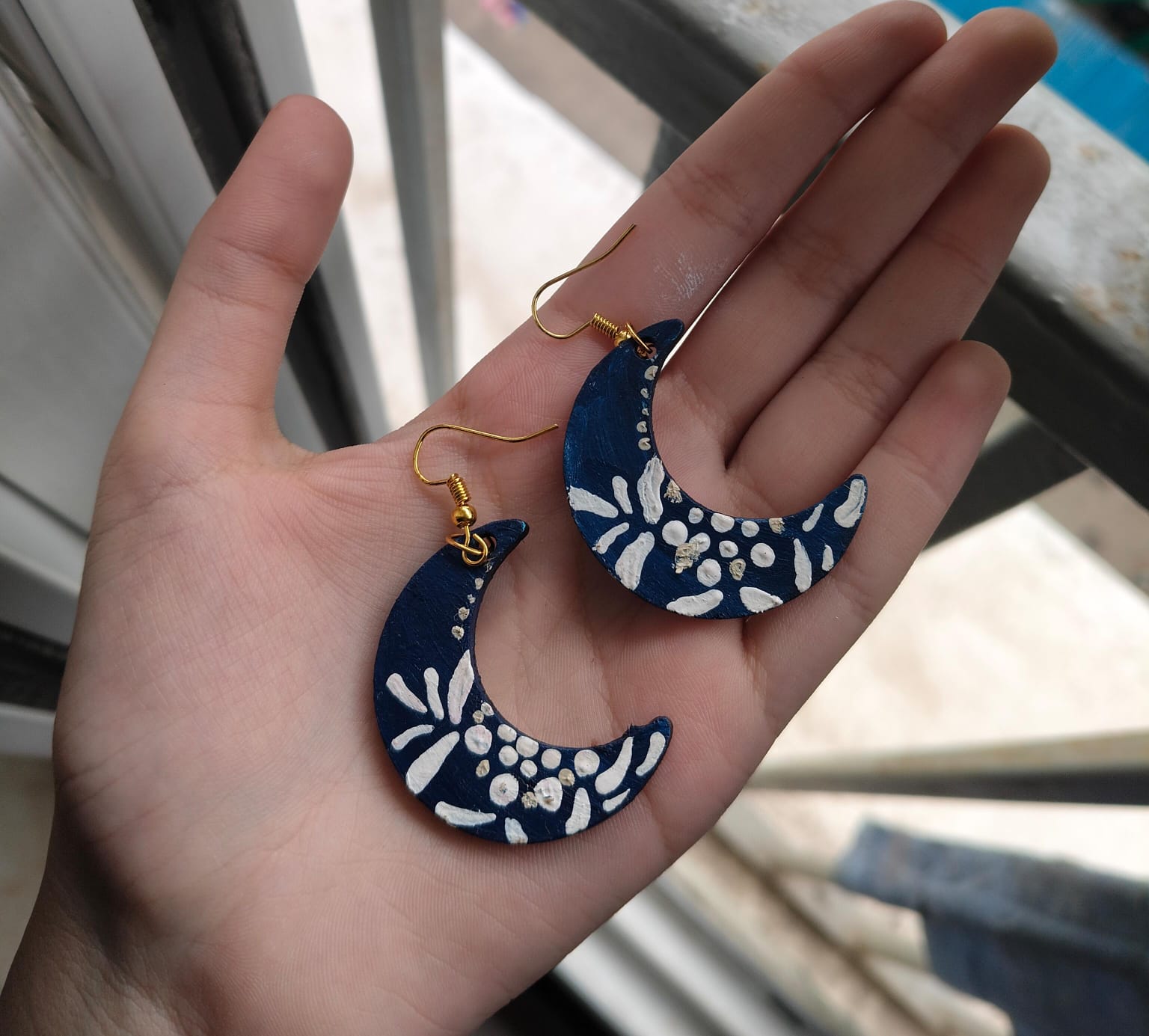 Hand-painted jewellery piece